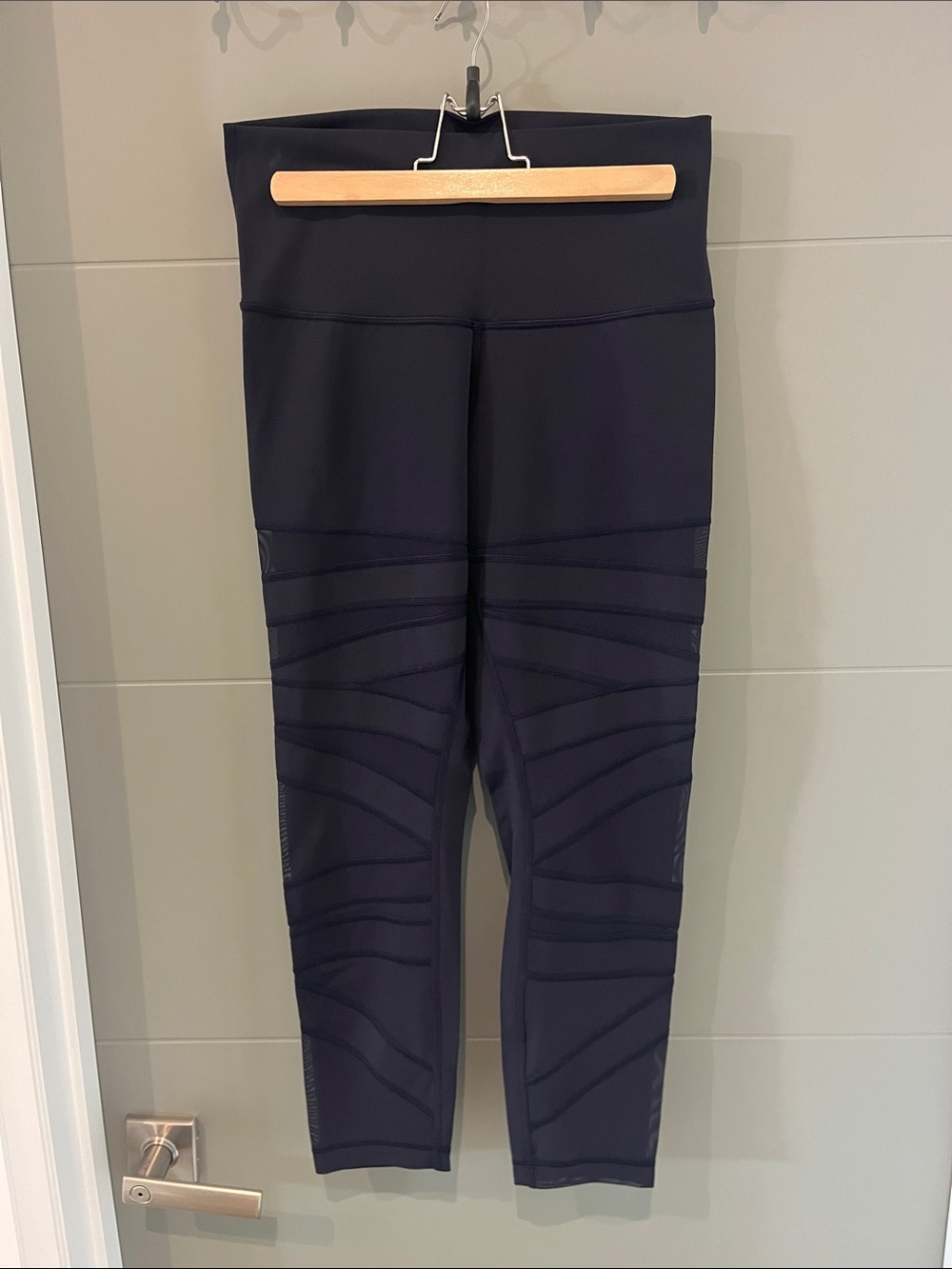 Women’s Lululemon Navy wonder under high-rise tech mesh leggings 7/8 length Sz 8
